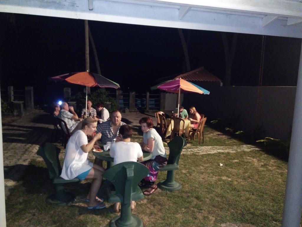 Rainbow Beach Hotel ヒッカドゥワ エクステリア 写真