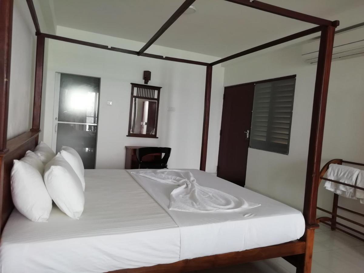 Rainbow Beach Hotel ヒッカドゥワ エクステリア 写真